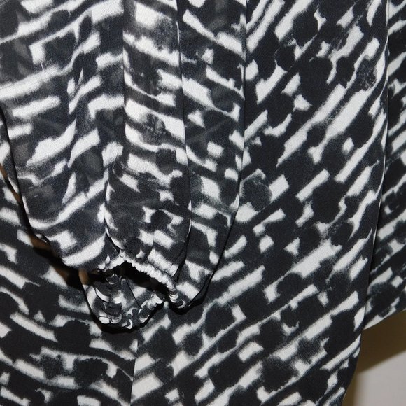 Vince Camuto Faux Wrap Deep V-Neck Blouse Size Medium Top - Picture 4 of 10